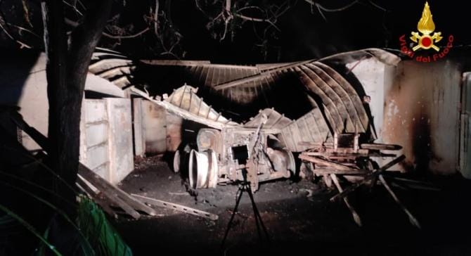 Trattore in fiamme nelle campagne di Latiano, nel Brindisino: due animali uccisi dal fumo