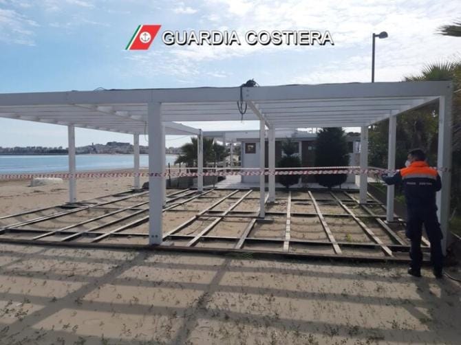 Irregolarità in 12 lidi nel Foggiano. Sequestrati sette stabilimenti: denunciati i proprietari