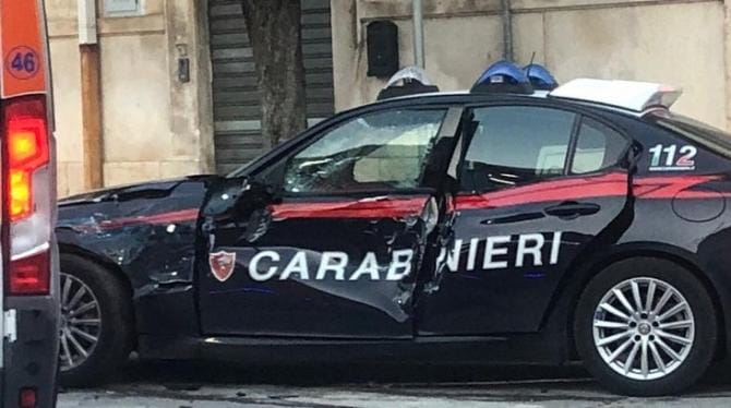 Si scontrano con un mezzo agricolo durante un inseguimento a Giovinazzo: feriti due carabinieri