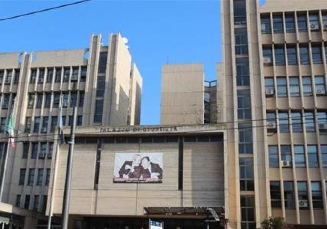 Picchia la compagna e le vieta di uscire per nascondere i lividi: 26enne di Carmiano condannato a 6 anni