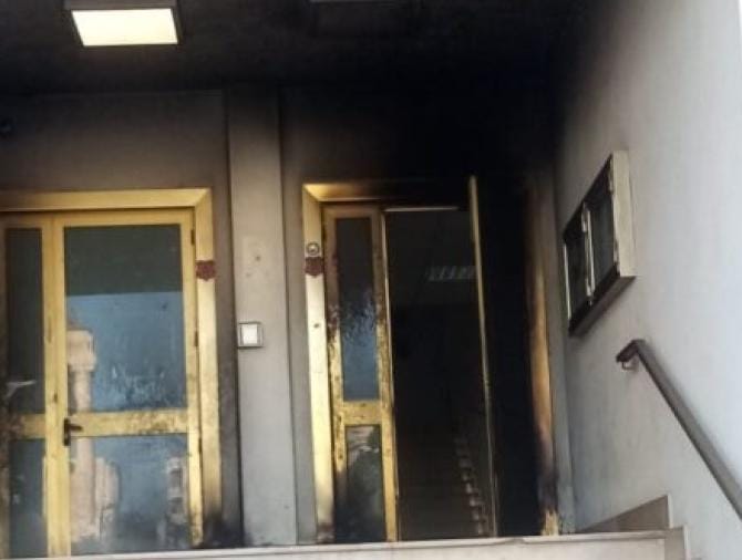 Cumulo di rifiuti dato alle fiamme davanti al Comune di Sannicandro di Bari: individuato l’autore