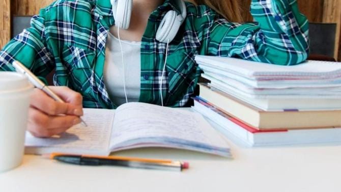 Puglia, borse di studio a studenti di scuole superiori a basso reddito. Budget raddoppiato per coprire tutte le domande