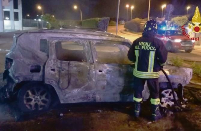 Brindisi, dieci auto a fuoco in un mese: caccia al piromane seriale