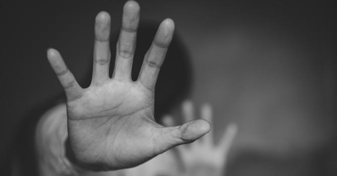 Taranto: abusi e violenze su moglie per 20 anni, ultimo episodio davanti a figlia minorenne. Arrestato 62enne