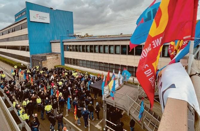 Ex Ilva, ore sette: l’acciaieria si ferma per sciopero. Gli operai chiedono a Giorgetti un incontro