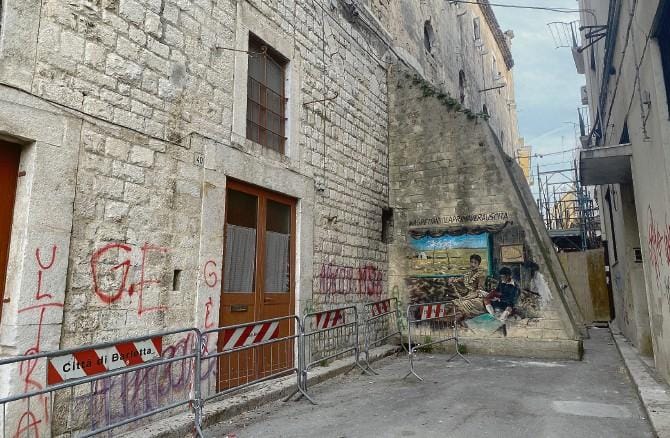 Un edificio che racconta la storia di Barletta. Da 20 anni nel degrado, a due passi dal castello