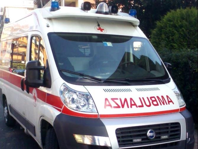 San Cesario di Lecce, operaio cade da una trave e batte la testa: è in prognosi riservata al Fazzi