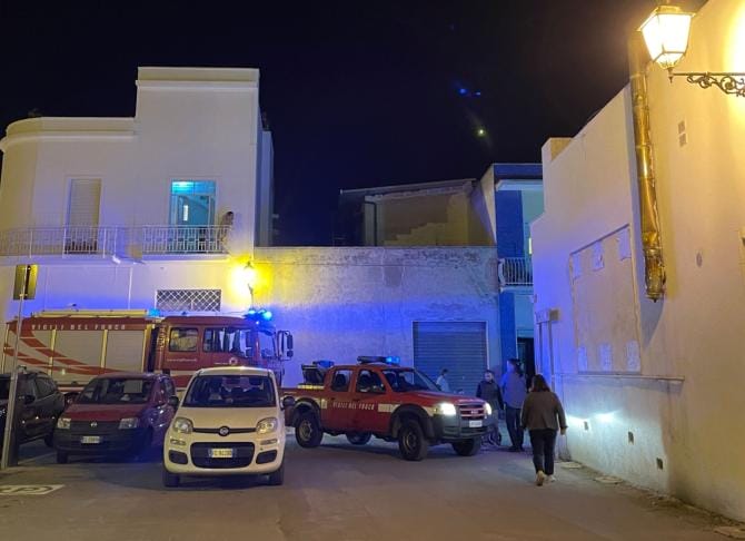 Racale, tenta di bruciare sacchetto dei rifiuti nel camino ma esplode la canna fumaria: illeso 85enne