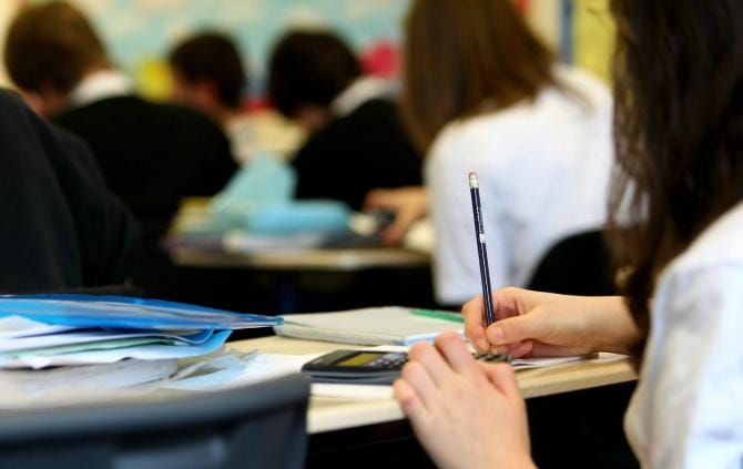 Lecce, si rivolge a due studentesse 16enni chiamandole “orsacchiotte”: prof indagato per molestie