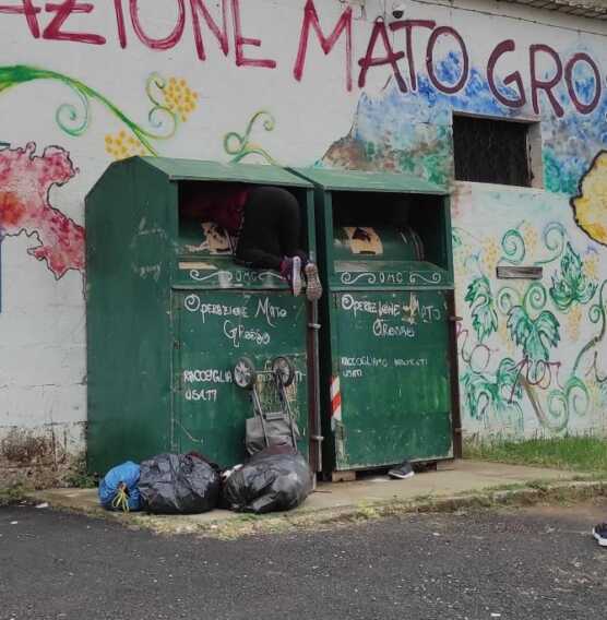 Ginosa, tenta di introdursi in un cassonetto per la raccolta abiti: salvata da volontari e cittadini