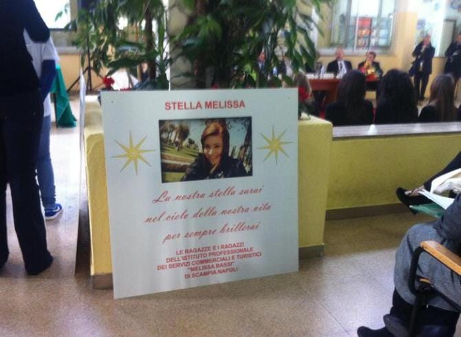 Brindisi rende omaggio a Melissa Bassi, la studentessa 16enne morta nell’esplosione del 2012