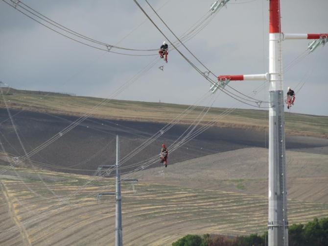 Terna, in esercizio elettrodotto “Bisaccia-Deliceto” tra province Avellino e Foggia: investimento di 35 mln