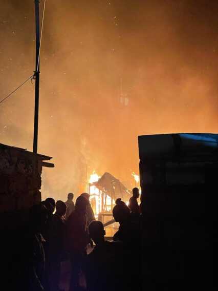 Incendio nel campo migranti di Borgo Mezzanone: a fuoco una ventina di baracche. Nessun ferito