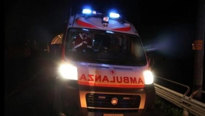 Si schianta con la moto contro un rondò alle porte di Taranto: morto un 42enne di Massafra