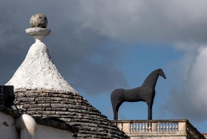 “Segni elementari”: prorogata fino al primo giugno la mostra che celebra Alberobello patrimonio Unesco