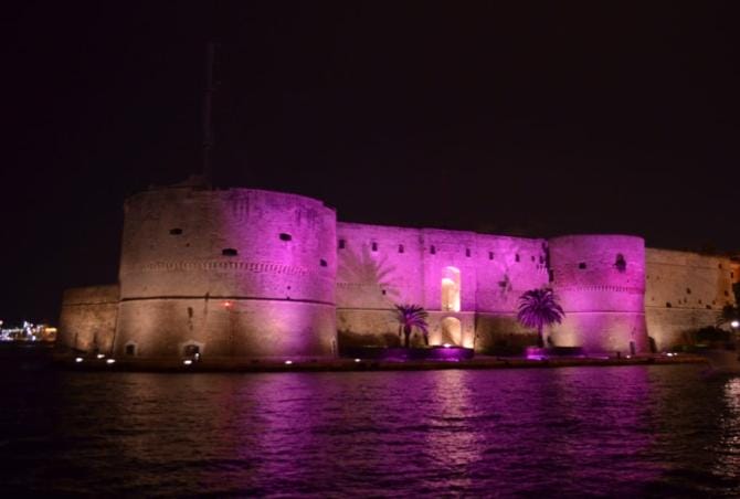 Taranto, il castello aragonese si illumina di viola per la giornata mondiale contro la fibromialgia