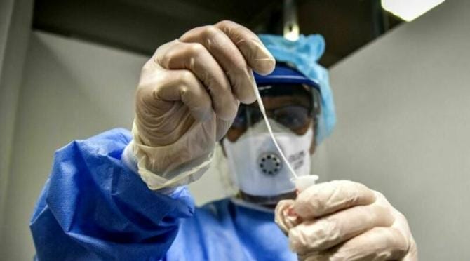 Covid, in Puglia 2.880 nuovi casi e 9 decessi. Il tasso di positività è al 16%. Gimbe: «Quarta dose non decolla»