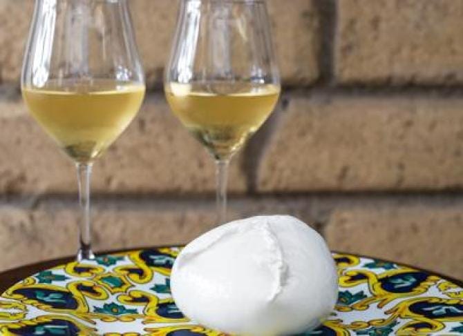 Mozzarella bufala campana Dop e vino, al via il primo corso sull’abbinamento