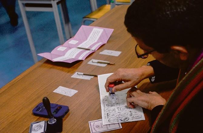 Presentate tutte le liste: 50 i comuni pugliesi chiamati alle urne, 23 quelli lucani. Ecco come si potrà votare