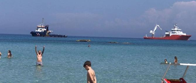 Tap, in Salento bagno con vista navi. Sindaco: «Rimandare lavori»