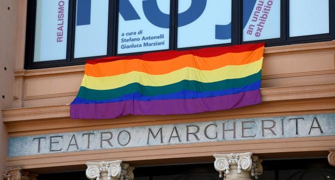 Giornata internazionale contro l’omolesbobitransfobia: il Teatro Margherita si colora d’arcobaleno