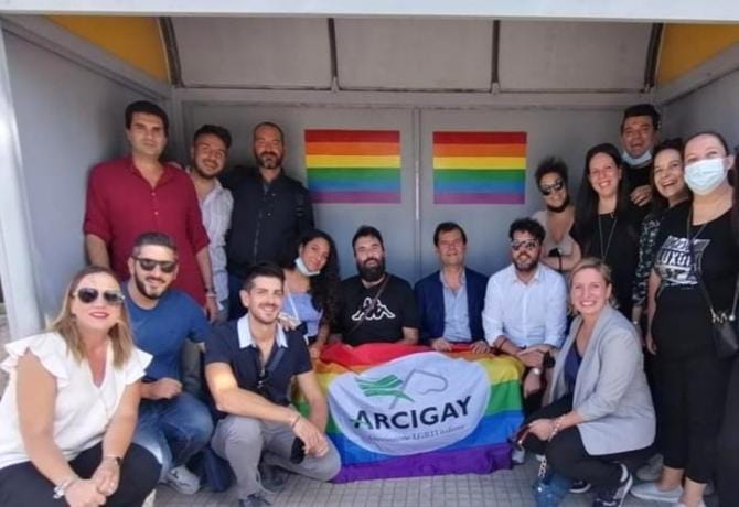 Qui non c’è posto per la violenza: a Taviano un momento di riflessione per la Giornata contro l’omolesbobitransfobia