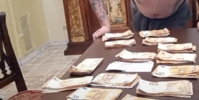 Capo clan ai domiciliari tradito da Tik Tok: postava video con musica neomelodica e denaro. Torna in carcere