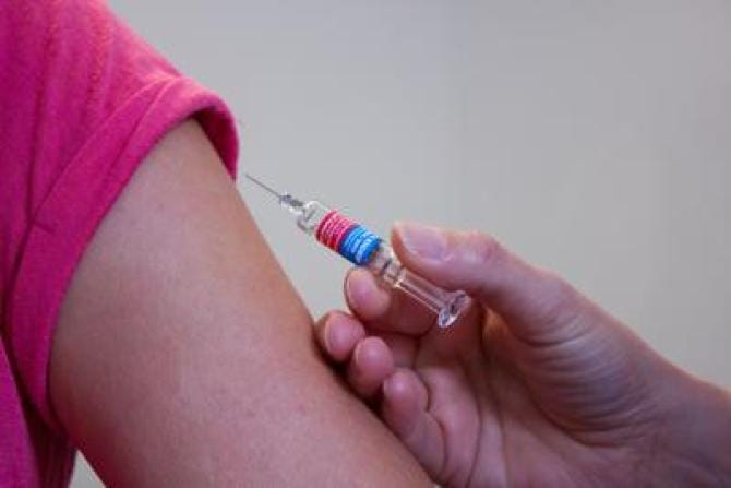 Covid: poche adesioni a dosi booster, Governo incalza le Regioni