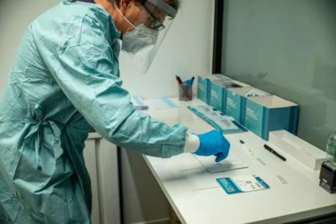 Vaccini: 2 italiani su 3 favorevoli a farli in farmacia, soddisfazione farmacisti