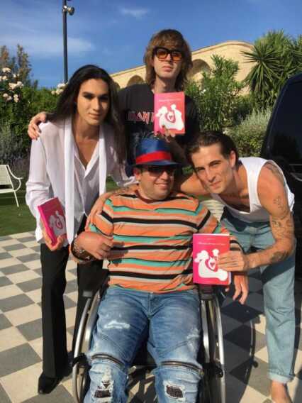 Il sogno realizzato di Gigi: «Ho regalato il mio libro ai Maneskin per arrivare a volare in alto come loro»