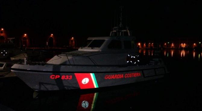 Migranti, barca a vela con 41 persone a bordo intercettata al largo di Gallipoli: tra loro una donna