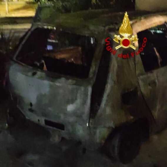 Lecce, incendiata nella notte una Punto. Evitata la propagazione delle fiamme