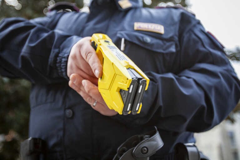 Sicurezza, da lunedì taser in tre Comuni pugliesi. «Fondamentale per Forze di Polizia»