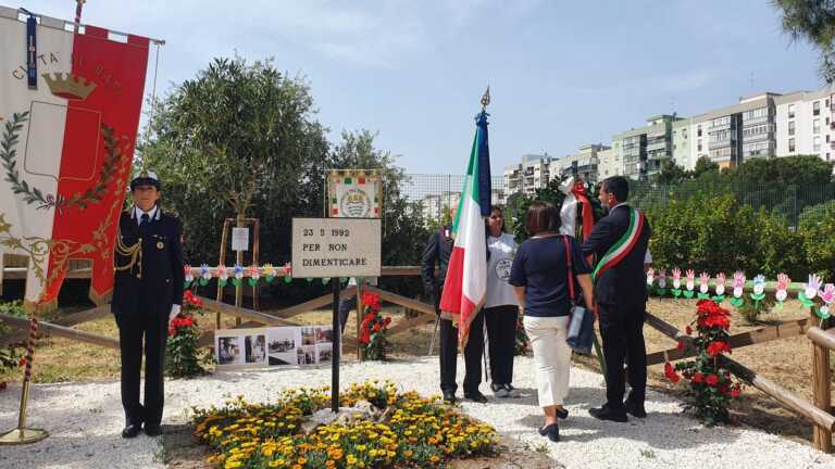 Galleria foto 'Bari, Decaro celebra il trentennale della strage di Capaci con i bambini delle scuole: «Piantiamo fiori di legalità»' - foto 1