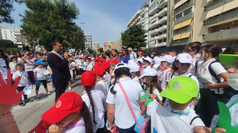 Bari, Decaro celebra il trentennale della strage di Capaci con i bambini delle scuole: «Piantiamo fiori di legalità»