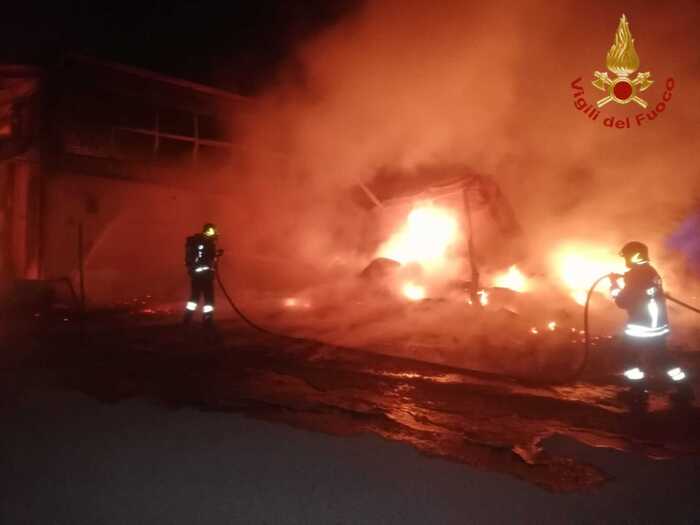 Scanzano Jonico brucia, quattro incendi in pochi giorni: «Attacco allo Stato»