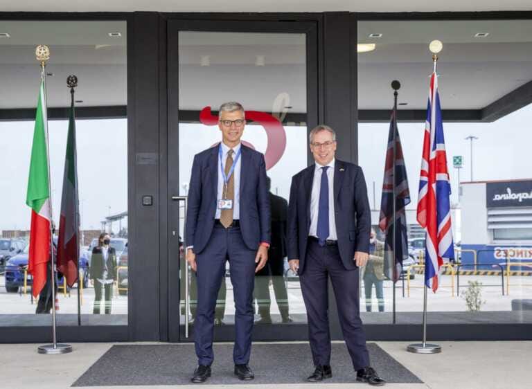 L’ambasciatore del Regno Unito in Italia visita la Princes a Foggia: «Sosteniamo la filiera del pomodoro Made in Italy»
