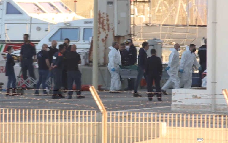 Rimorchiatore affondato, tre salme arrivate a Bari. Si cercano due dispersi