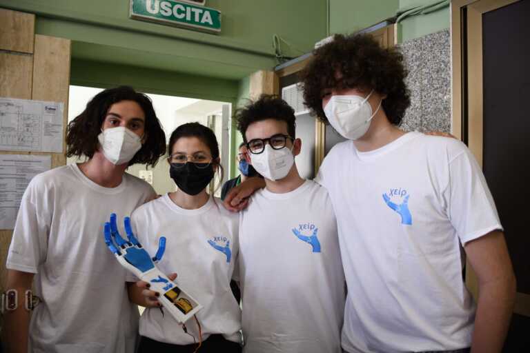 Bari, la protesi “low-cost” realizzata dai ragazzi dello Scacchi premiata dalla Fondazione Laforgia – VIDEO