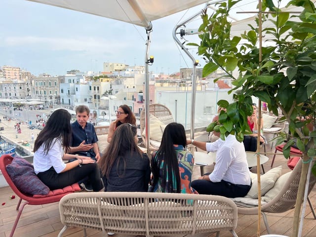 Gli sceicchi del Bahrein a spasso per Trani. E al porto attracca l’imponente yacht Serenity