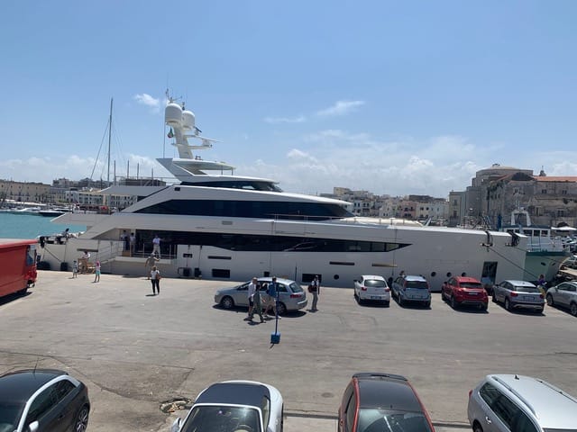 Gli sceicchi del Bahrein a spasso per Trani. E al porto attracca l’imponente yacht Serenity