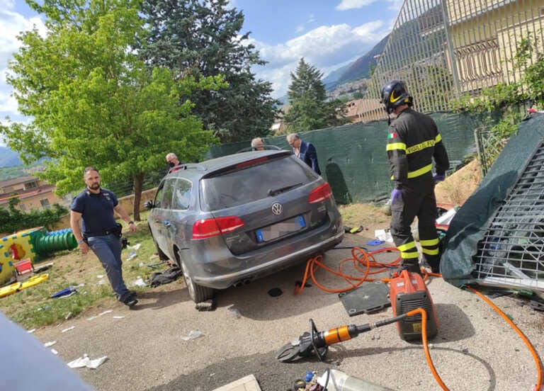 Un’auto finisce nel giardino di un asilo a L’Aquila: un bimbo morto e altri feriti