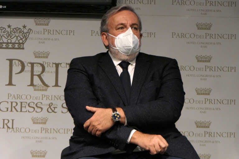 Pnrr, Emiliano firma il contratto per i progetti in sanità. Alla Puglia  sono destinati 650 milioni