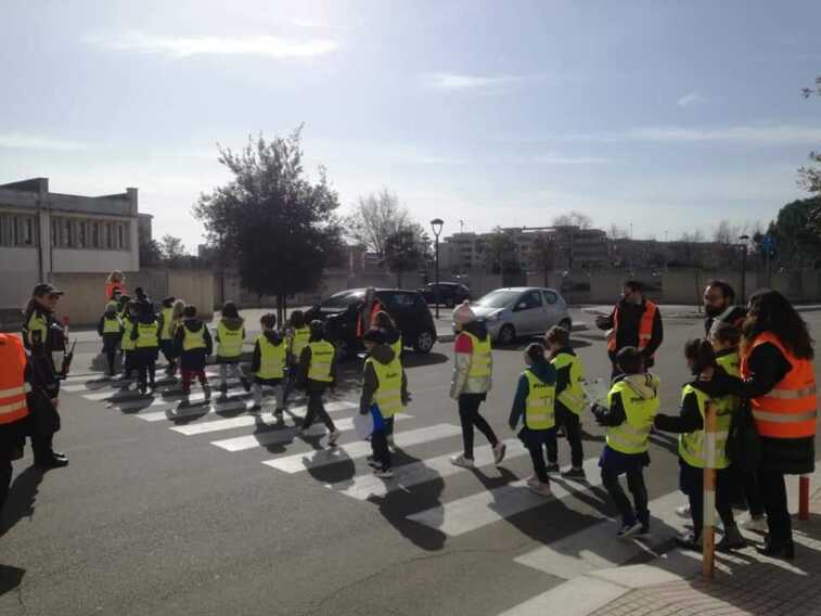 A scuola insieme a piedi: per i bambini del De Amicis di Lecce arriva il pedibus