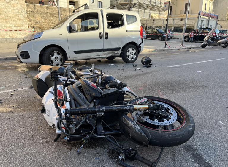 Bari, incidente sul lungomare. Motociclista in ospedale