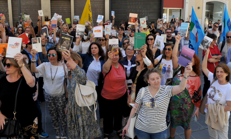 Scuola, flash mob a Bari in via Sparano: no al taglio di 11.600 cattedre