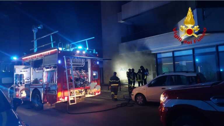 Brindisi, a fuoco nella notte l’ex palazzo Inpdap. Quarta: «Per anni ricettacolo di rifiuti»|Video