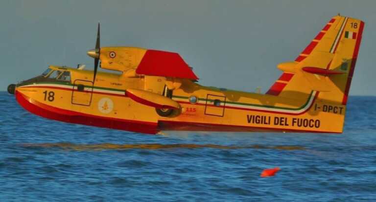 Vasto incendio sul litorale salentino, intervengono Canadair |Video