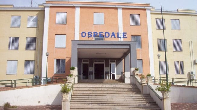 Manfredonia, rifiuta la mascherina in ospedale e aggredisce i militari: arrestato un uomo