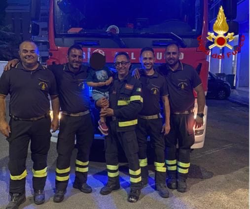 Lecce, bloccato con la testa tra telai di un salotto: salvo bambino di 2 anni